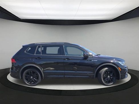 Certified 2022 Volkswagen Tiguan SE R-Line FWD image 8