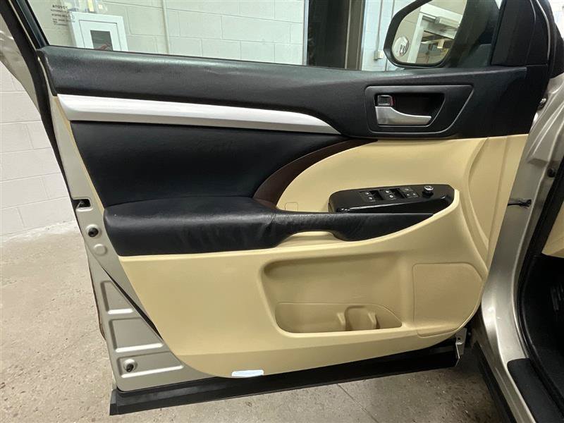 Used 2015 Toyota Highlander XLE FWD image 10