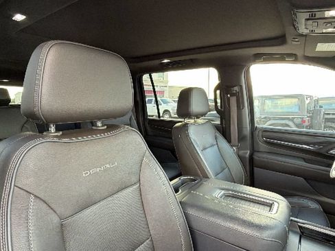 Used 2022 GMC Yukon XL Denali w/ Denali Premium Package RWD image 32