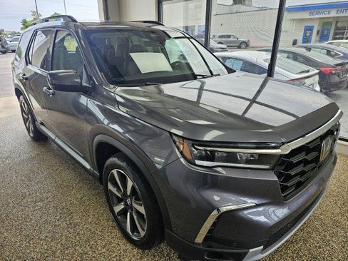 Used 2024 Honda Pilot Touring image 2