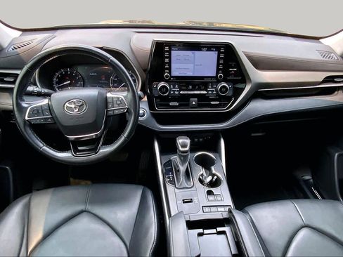 Used 2021 Toyota Highlander XLE FWD image 16
