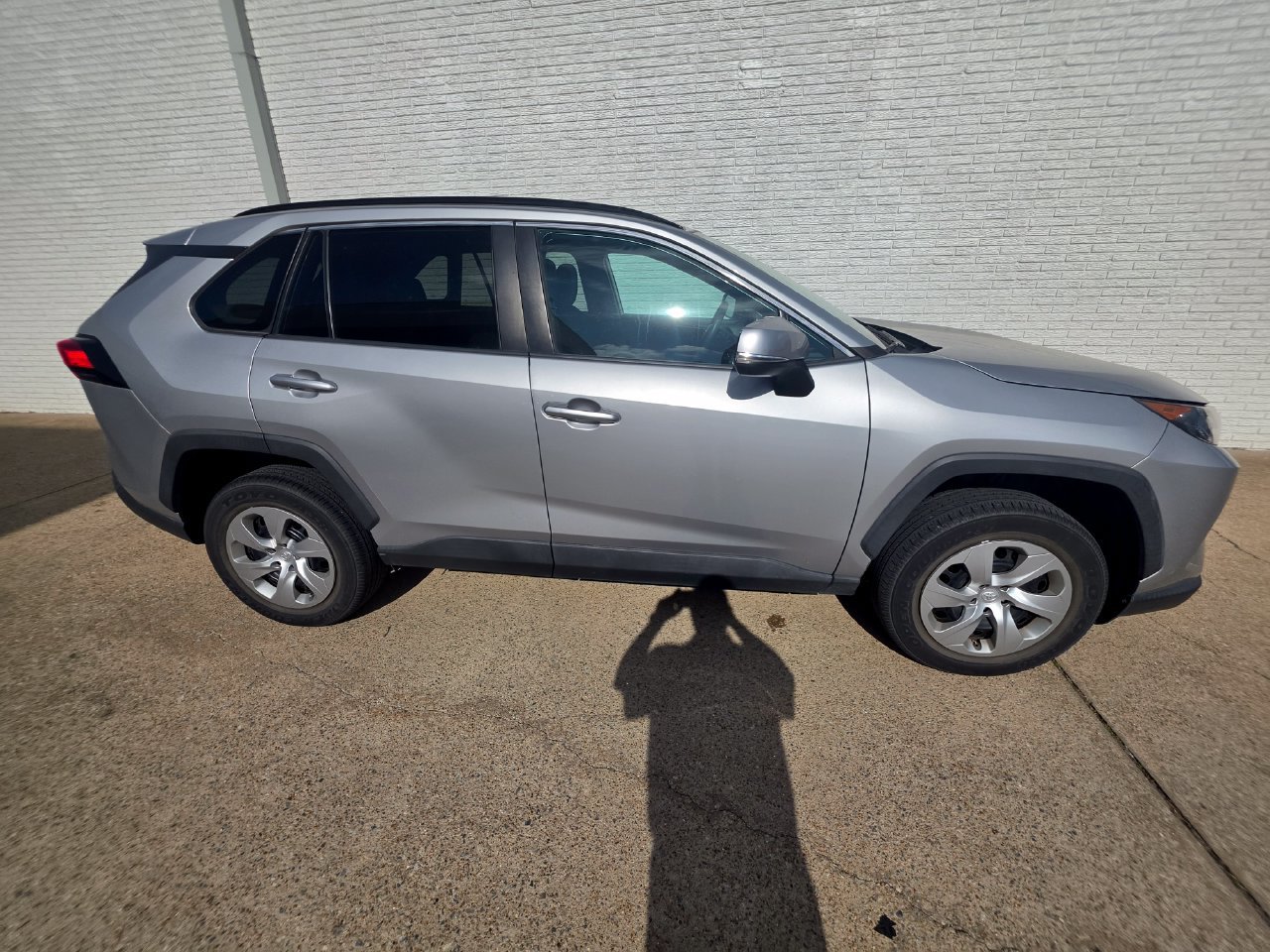 Used 2021 Toyota RAV4 LE FWD image 2
