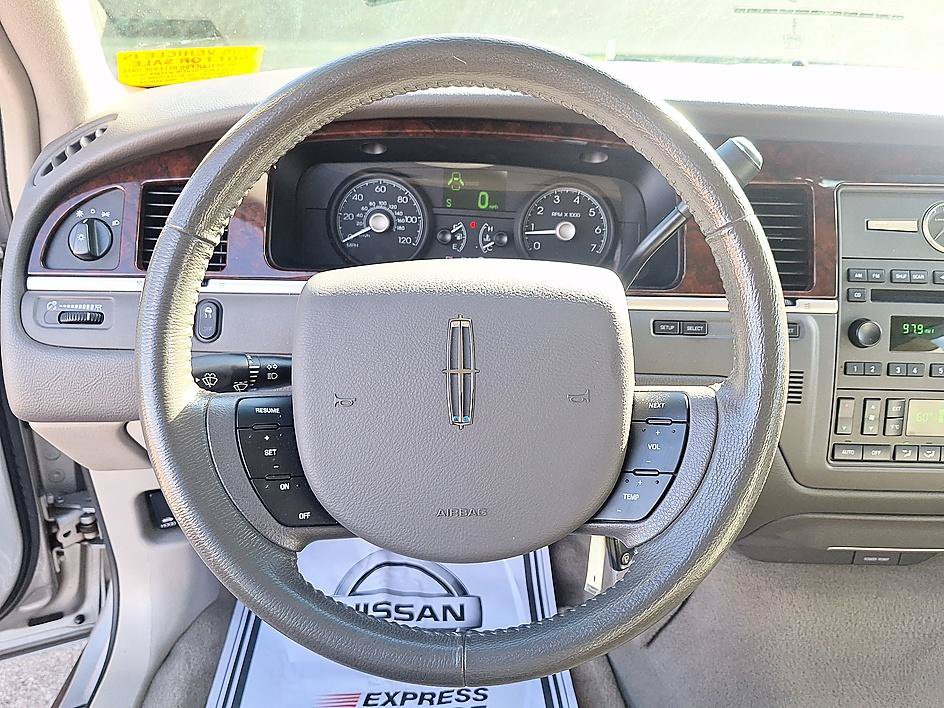 Used 2007 Lincoln Town Car Signature RWD image 13