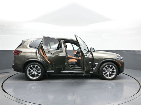 Used 2025 BMW X5 xDrive40i w/ Climate Comfort Package image 46