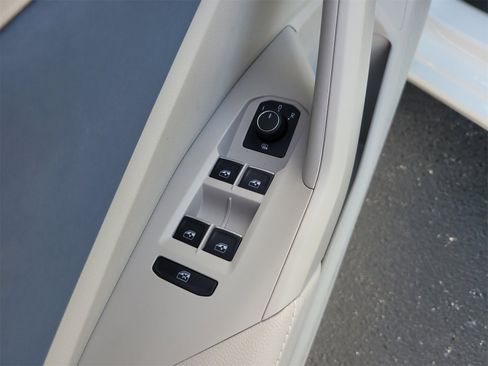 Certified 2025 Volkswagen Jetta SE image 16