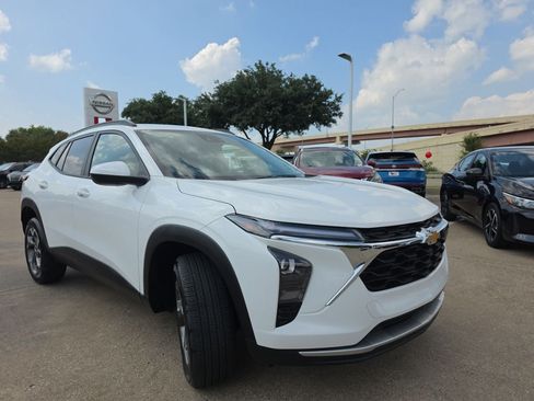Used 2025 Chevrolet Trax LT FWD image 3