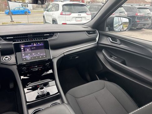 Used 2025 Jeep Grand Cherokee Laredo X image 13