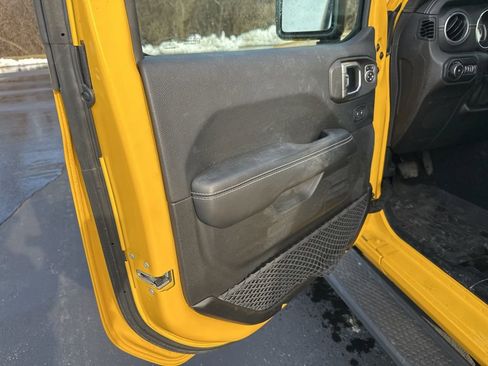 Used 2018 Jeep Wrangler Unlimited Sahara image 12