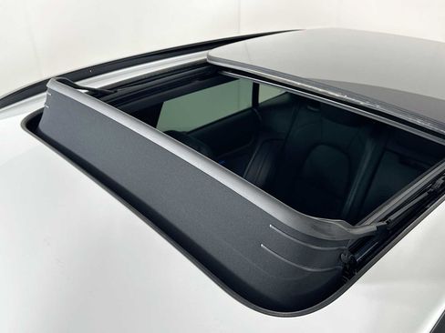 Certified 2025 Porsche Macan Electric image 21