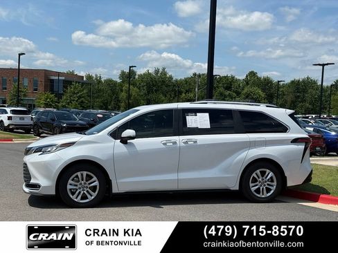 Used 2023 Toyota Sienna Limited FWD image 4