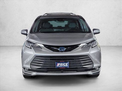 Used 2022 Toyota Sienna Limited FWD image 2