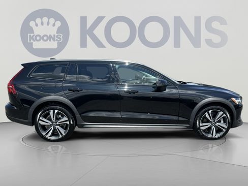 Used 2025 Volvo V60 B5 Cross Country Plus AWD/4WD image 12