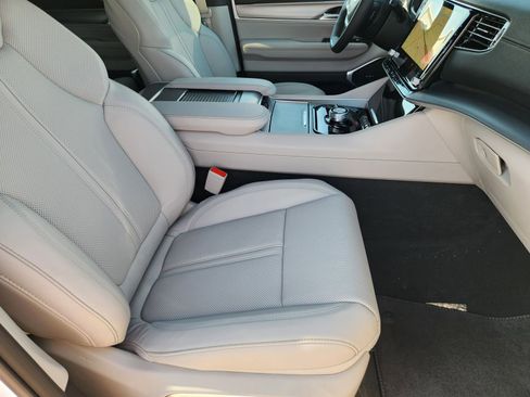 New 2026 Jeep Grand Wagoneer Limited AWD/4WD image 13