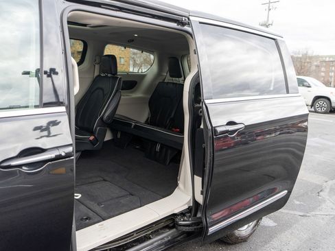 Used 2023 Chrysler Pacifica Limited image 29