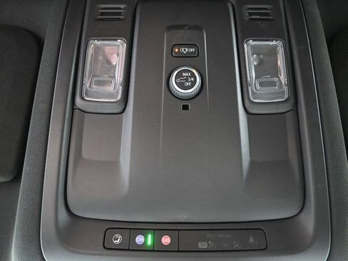 Used 2025 Chevrolet Suburban Z71 image 26