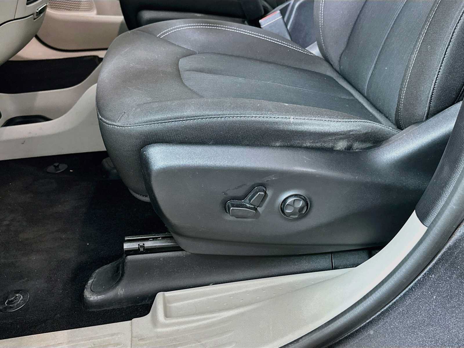 Used 2023 Chrysler Voyager LX FWD image 17