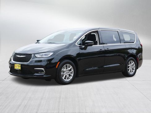 Used 2024 Chrysler Pacifica Touring-L FWD image 3