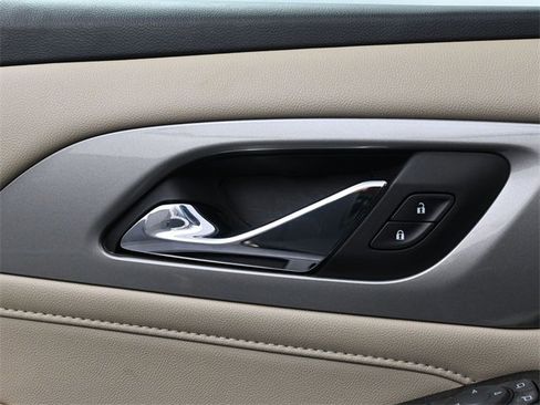 Used 2023 Chevrolet Traverse LT image 13