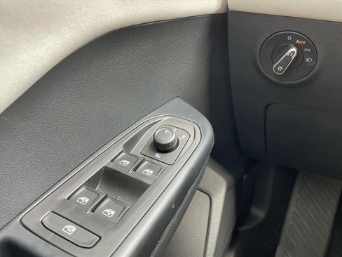 New 2026 Volkswagen Taos SE FWD image 15