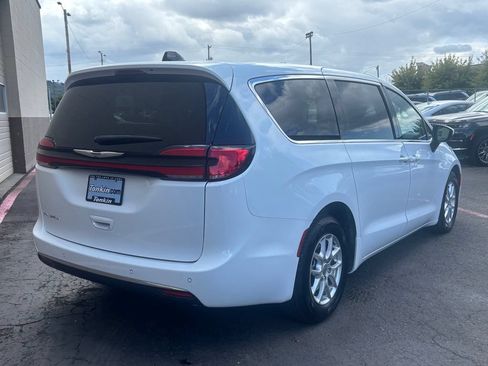 Used 2023 Chrysler Pacifica Touring-L FWD image 5