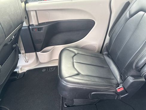 Used 2023 Chrysler Pacifica Touring-L FWD image 31