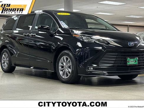 Certified 2025 Toyota Sienna XLE image 1