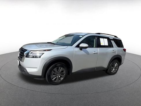 Used 2025 Nissan Pathfinder SV image 8