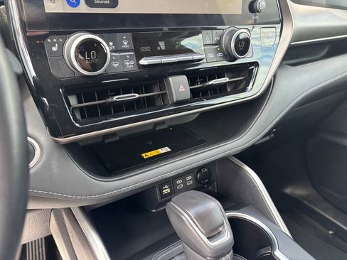 Used 2024 Toyota Highlander XLE FWD image 20