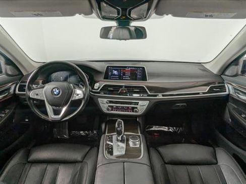Used 2020 BMW 740i image 32