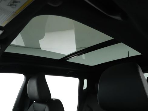 Used 2024 Jeep Compass Latitude w/ Sun and Sound Group image 18