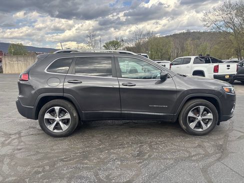 Used 2019 Jeep Cherokee Limited image 9
