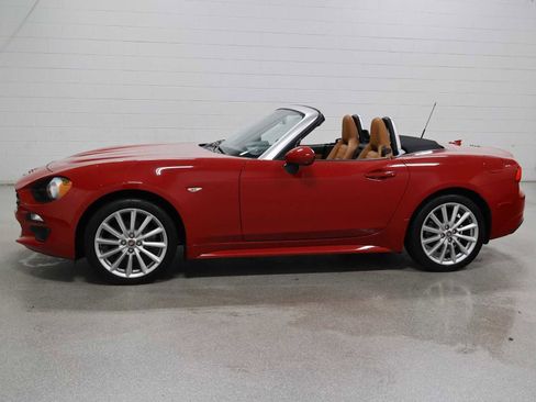 Used 2018 FIAT 124 Spider Lusso RWD image 2