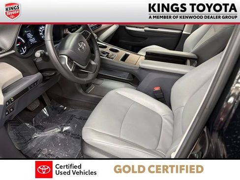 Used 2023 Toyota Sienna XLE FWD image 19