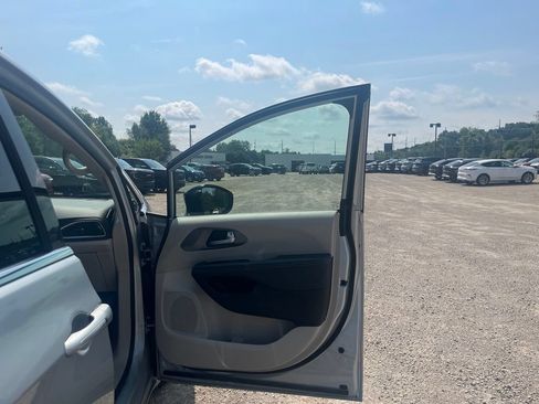 Used 2024 Chrysler Pacifica Touring-L FWD image 40