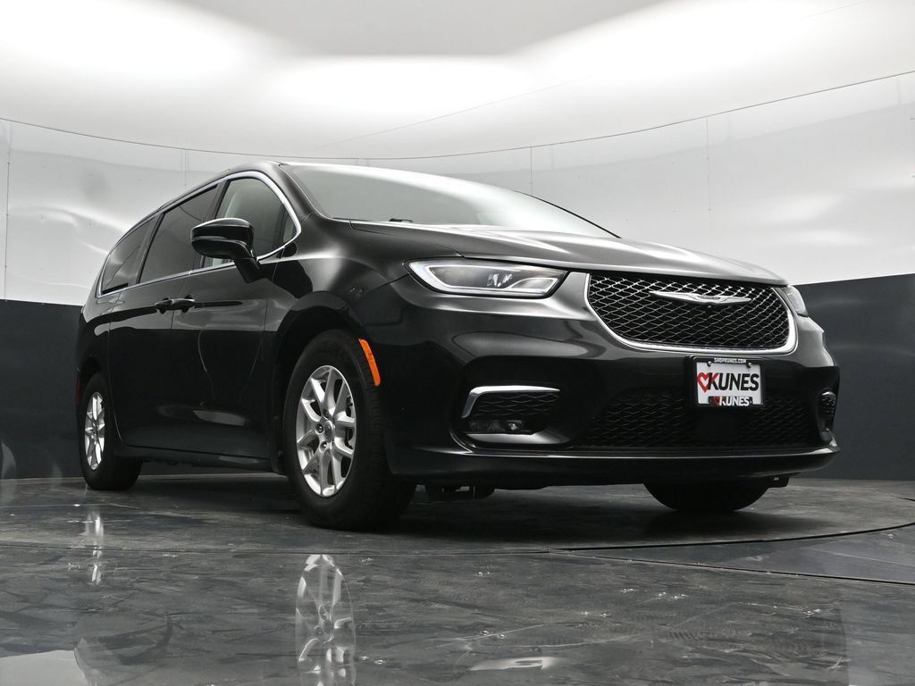 Used 2024 Chrysler Pacifica Touring-L FWD image 51