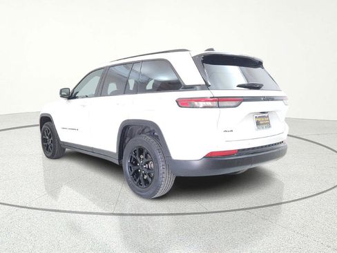 Used 2024 Jeep Grand Cherokee Altitude image 6