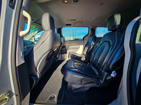 Certified 2022 Chrysler Pacifica Touring-L image 31