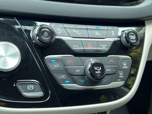 Used 2023 Chrysler Pacifica Touring-L FWD image 24