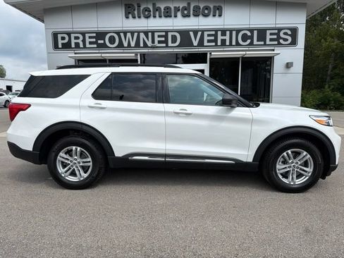 Used 2022 Ford Explorer XLT w/ Equipment Group 202A AWD/4WD image 2