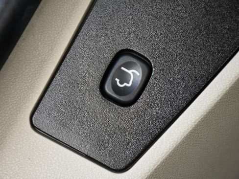 Used 2015 Chrysler Town & Country Touring image 27