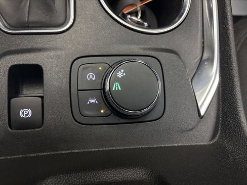 Used 2023 Chevrolet Traverse LT FWD image 32