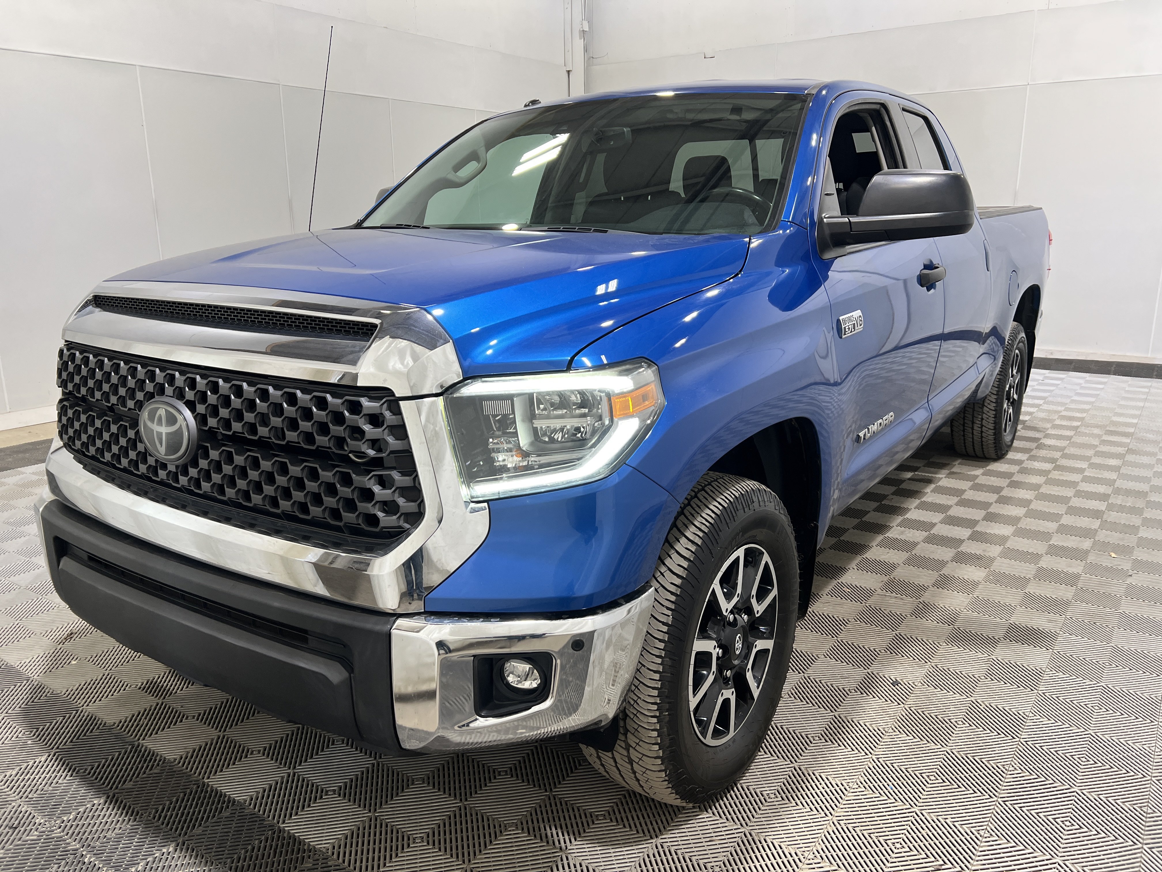 Used 2018 Toyota Tundra SR5 AWD/4WD image 1