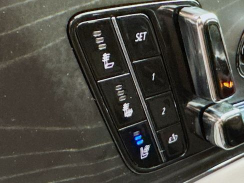 Used 2024 Cadillac Lyriq Luxury AWD/4WD image 5
