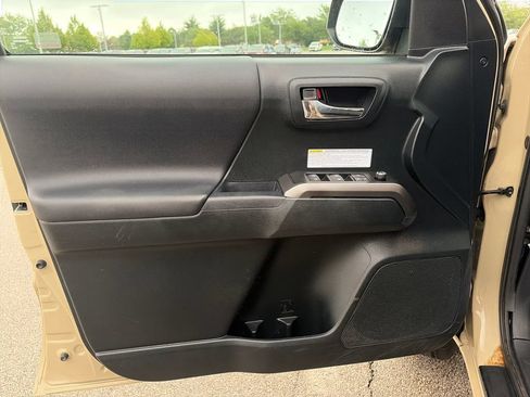 Used 2017 Toyota Tacoma TRD Off-Road w/ Tow Package (A/T) AWD/4WD image 14