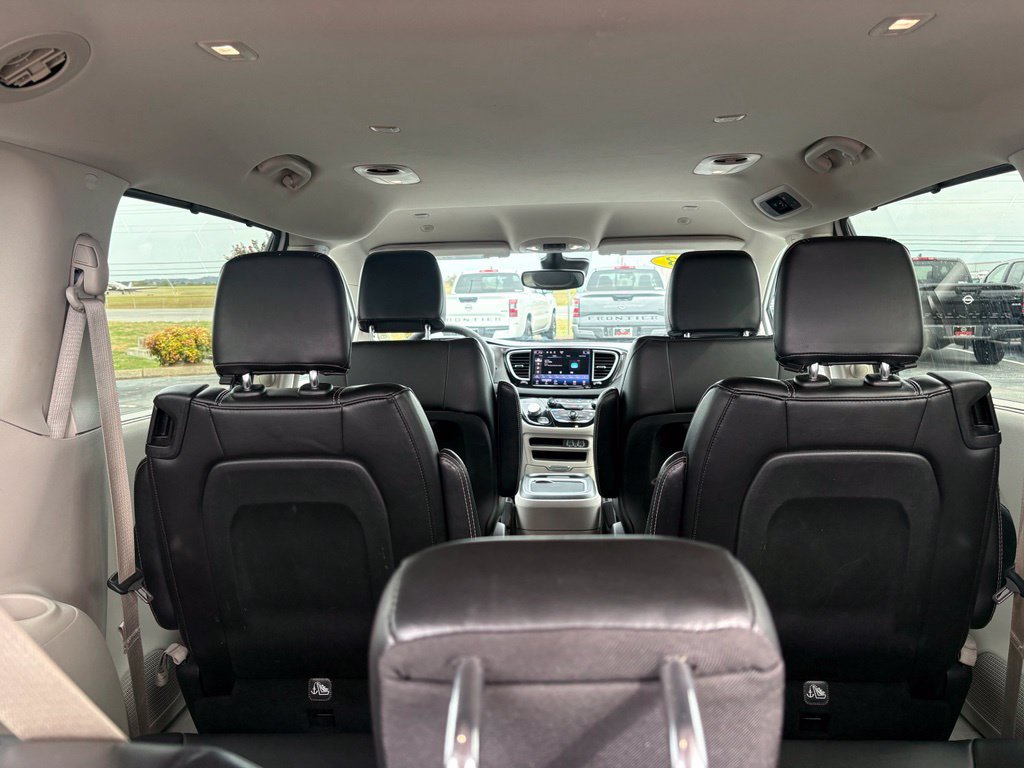 Used 2023 Chrysler Pacifica Touring-L FWD image 18