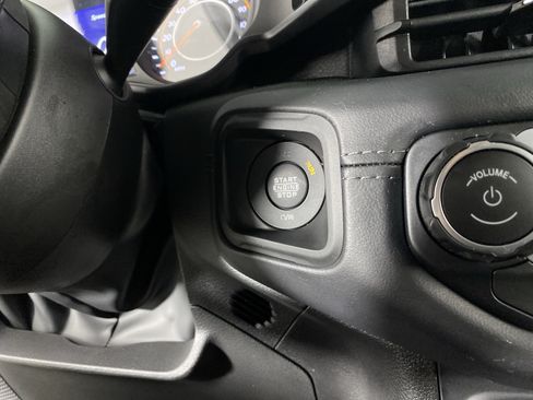 Used 2025 Jeep Wrangler Unlimited Rubicon w/ Convenience Group AWD/4WD image 25