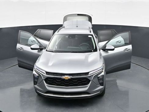 Used 2025 Chevrolet Trax LT FWD image 41