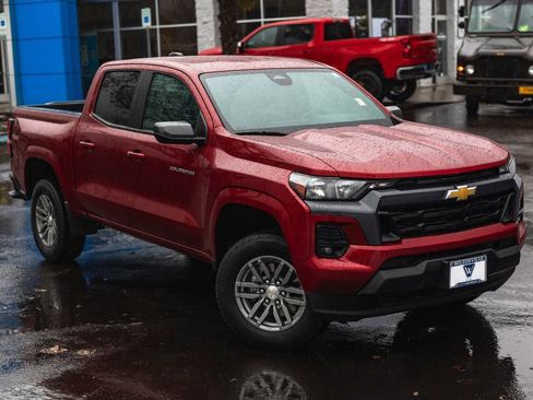 Used 2024 Chevrolet Colorado LT w/ LT Convenience Package image 2