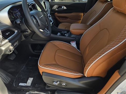 New 2026 Chrysler Pacifica Pinnacle w/ Trailer Tow Group image 19