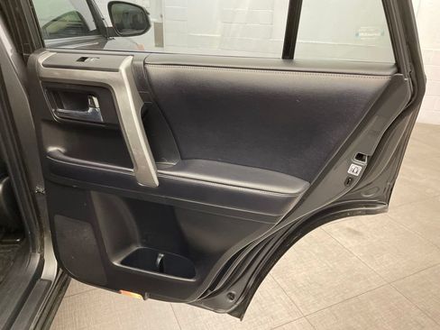 Used 2018 Toyota 4Runner SR5 AWD/4WD image 29